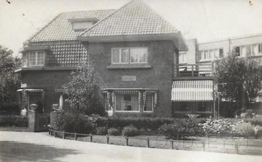 Wilhelminapark0013, Villa Parkhill Nieuw Huydecoperweg 11. 1934.jpg - Villa Park-Hill, Huydecoperweg nr. 11 gebouwd in 1930. Op deze plek stond eerder een Villa Park-Hill (zie vorige foto), maar die werd in 1928 afgebroken, Op de Slotlaan stond in 1927 ook een Villa de Roode Wingerd met groot terrein en hekken en deze is ook afgebroken want de heer D.Engel had de grond gekocht en wilde daar een nieuwe villa en winkelgalerij bouwen. Herenkleding Engel zat tot 2003 in het pand aan de Slotlaan ook inmiddels gesloopt alleen de villa is nog in hun bezit. Het is nu een kantoor en staat te huur 2015 voor € 1.250 per mnd. of € 15.000 per jaar. Opname van 1934.